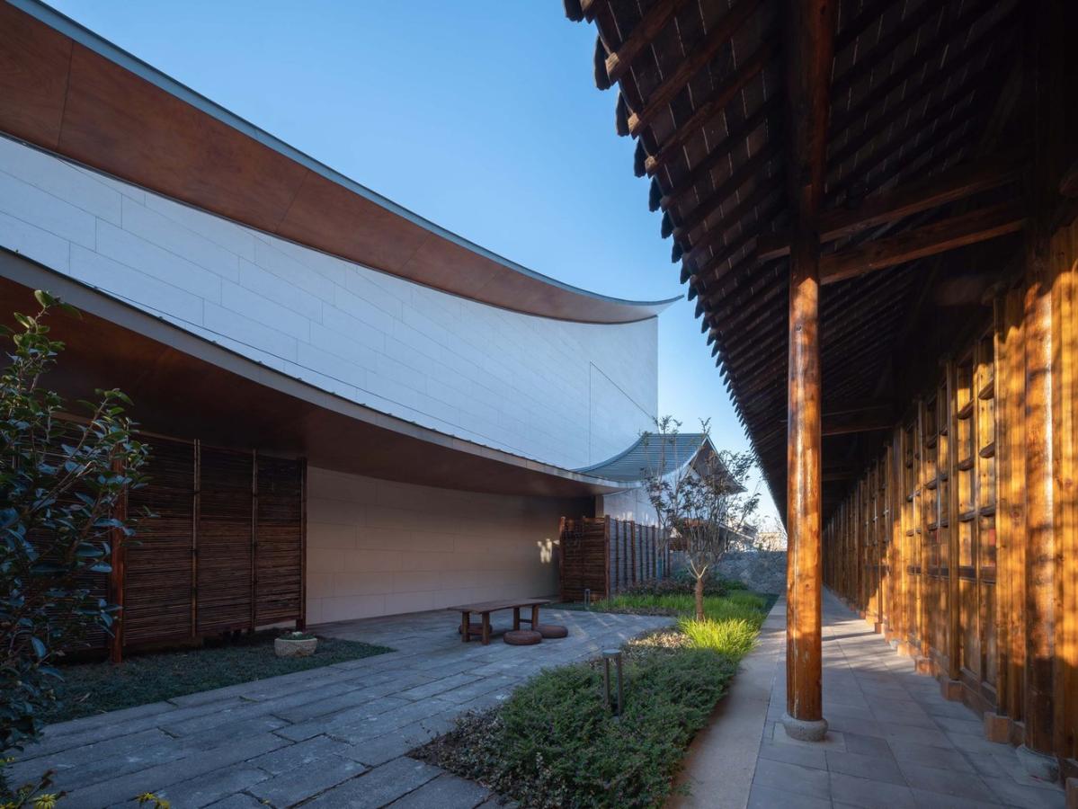 16_謇里小镇展览馆_北侧双层屋檐，与老建筑的两层屋檐分别呼应_©此间建筑摄影_(1).jpg