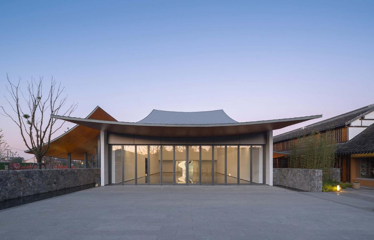 24_展厅幕墙可开启，实现室内外展陈空间融合（闭合状态）_©此间建筑摄影.jpg