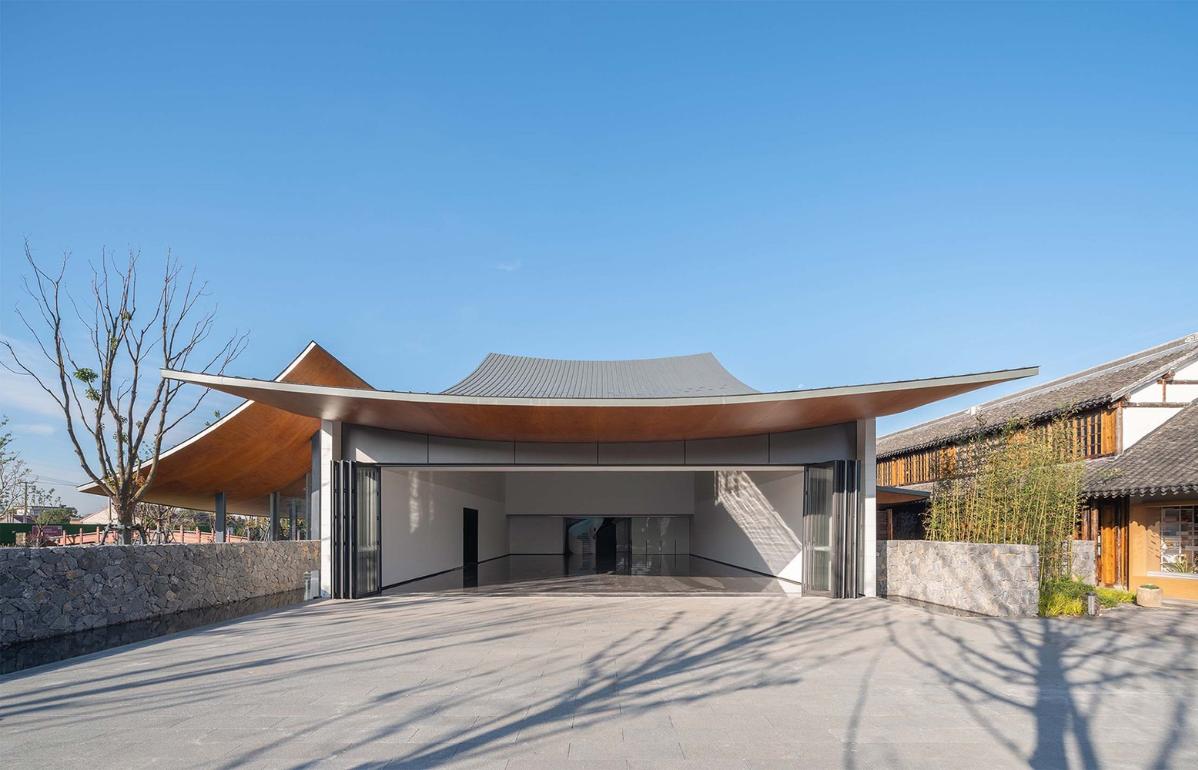 25_展厅幕墙可开启，实现室内外展陈空间融合（开启状态）_©此间建筑摄影.jpg